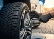 Mehaničar mijenja zimske gume u ljetne na automobilu u Njemačkoj