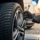 Mehaničar mijenja zimske gume u ljetne na automobilu u Njemačkoj